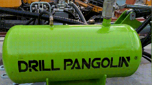 Water spray dust removal system of DTH pneumatic crawler drilling rig_drillpangolin